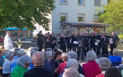 Jagdhornbläser gestalten Maiandacht an der Tagespflege
