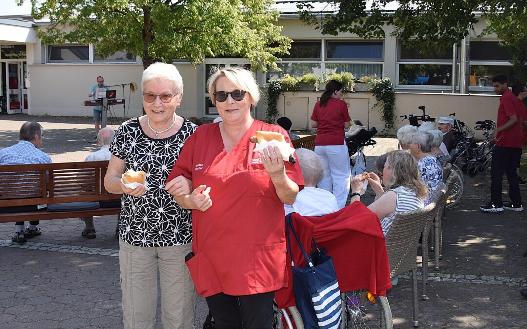 Angetan vom sommerlichen Grillfest am Platz vor der Tagespflege Zeuzleben sind hier die Besucherin Helga Förtsch (links) und die Betreuerin Martina Willacker (rechts).