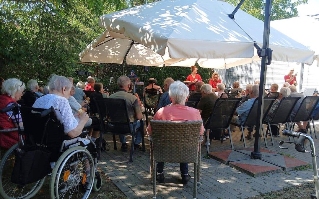 Senioren feiern fröhliches Sommerfest